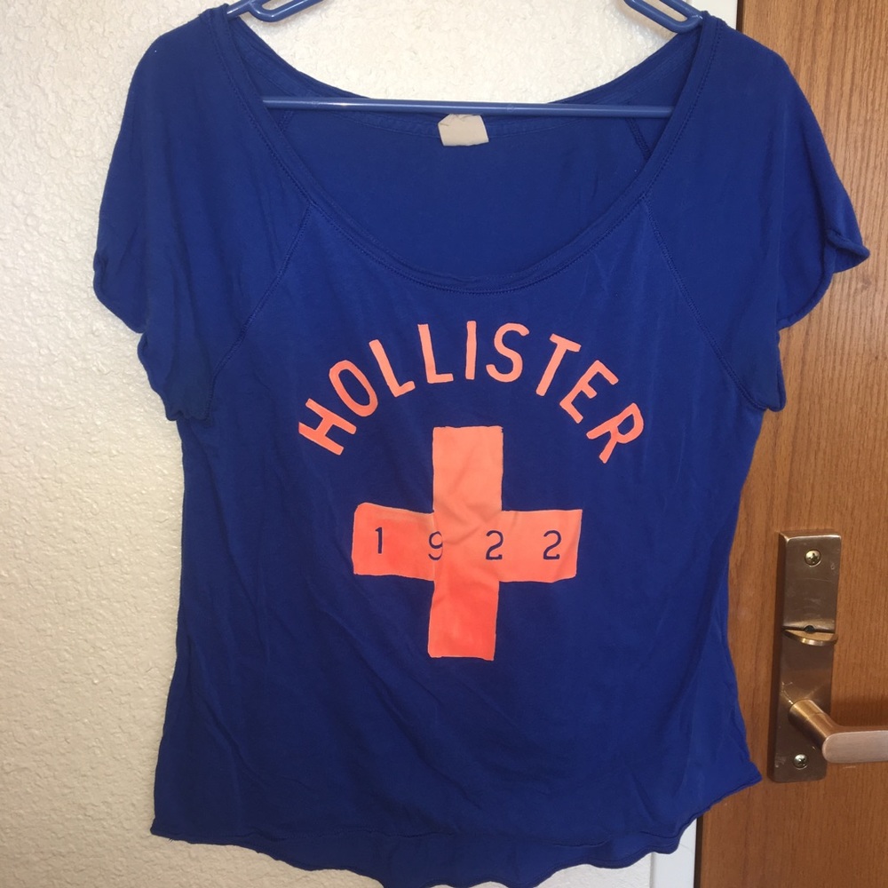 Blue and salmon colored Hollister tshirt